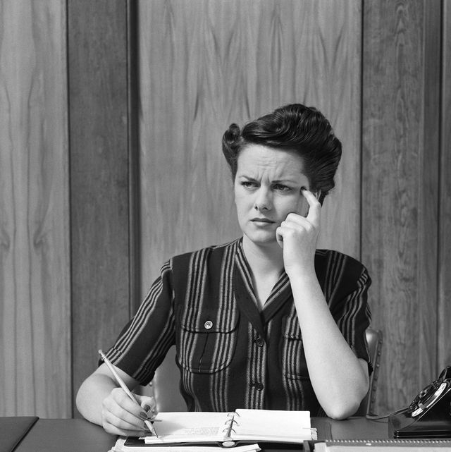 mujer preocupada años 40 en la oficina