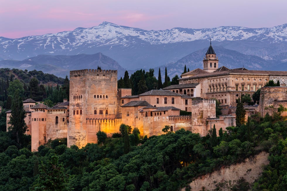 La Alhambra y el Generalife desde el mirador de San Nicolás en Granada al atardecer