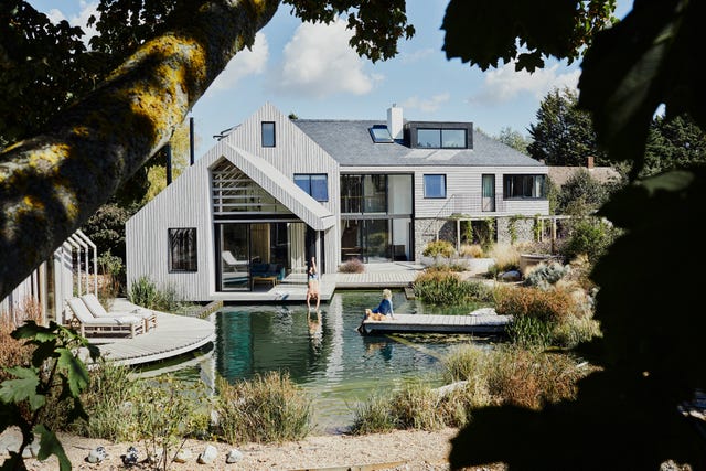 casa moderna flotante con piscina natural