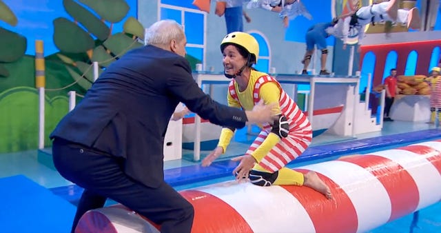 ramón garcía gasta una broma a una concursante en la final del 'grand prix'