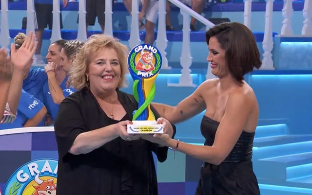 la alcaldesa de alfacar recibe el trofeo como ganadores del 'grand prix 2023'