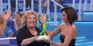 la alcaldesa de alfacar recibe el trofeo como ganadores del 'grand prix 2023'