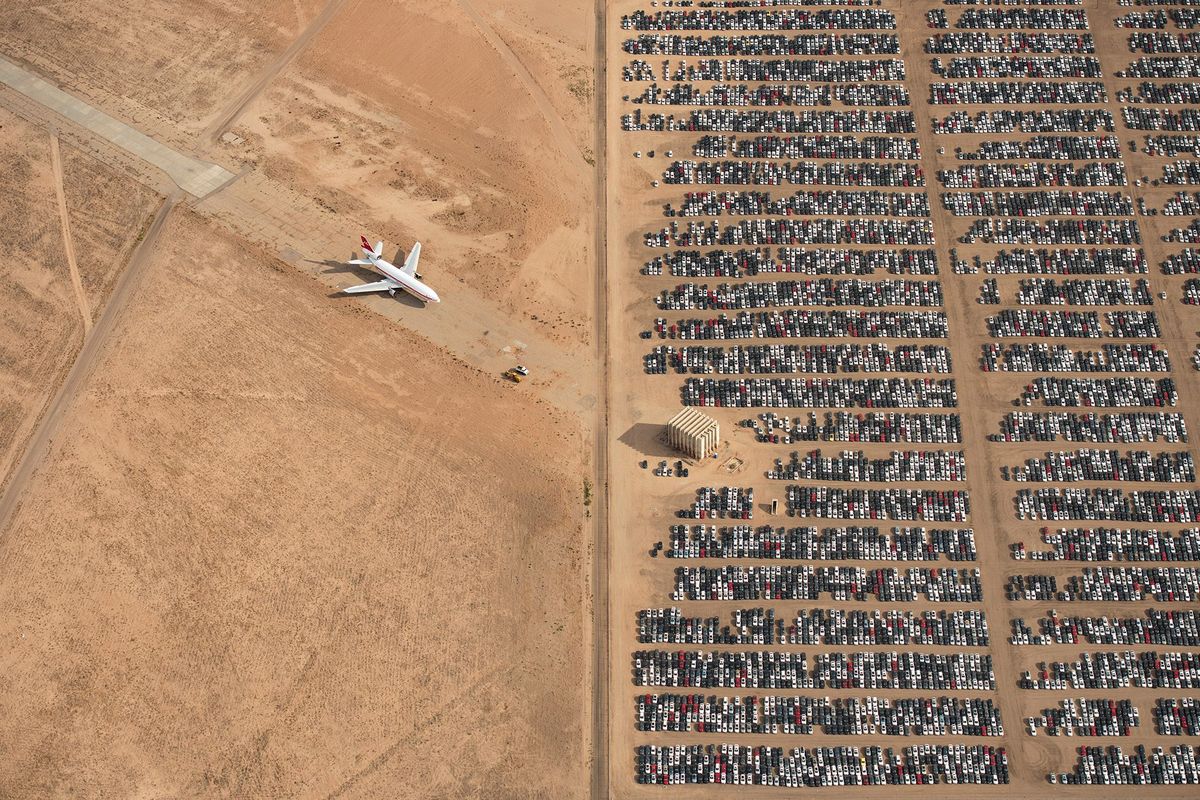 Op de foto die de hoofdprijs won is te zien hoe duizenden teruggeroepen Volkswagens en Audis staan geparkeerd in de Mojavewoestijn bij Victorville Californi