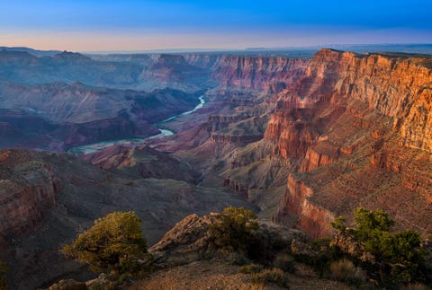 GRAND CANYON ARIZONARicht je blik op de Grand Canyon die in 2019 zijn honderdjarig bestaan als nationaal park viert De touroperator OARS organiseert tochten op een vlot over de rivier de Colorado die kunnen variren van vijf tot achttien dagen Vanaf de rivier torenen de anderhalve kilometer hoge rotswanden hoog boven je uit in plaats van dat je vanaf boven in de gapende afgrond tuurt Kinderen van minimaal zeven jaar mogen door Class IIIstroomversnellingen meevaren Boek een tocht op een muilezel door de Grand Canyon waarbij je afdaalt over de Bright Angel Trail en onderin de canyon in het basiskamp overnacht Of bezoek de canyon op een zomerse zaterdag wanneer je kunt meerijden op een van de oude stoomlocomotieven van de Grand Canyon Railway Ze lopen op afgedankte frituurolie