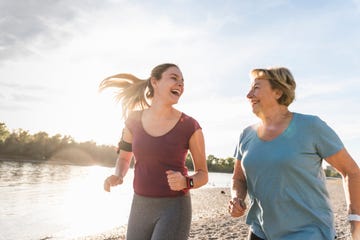 twee vrouwen jong en oud lopen samen hard