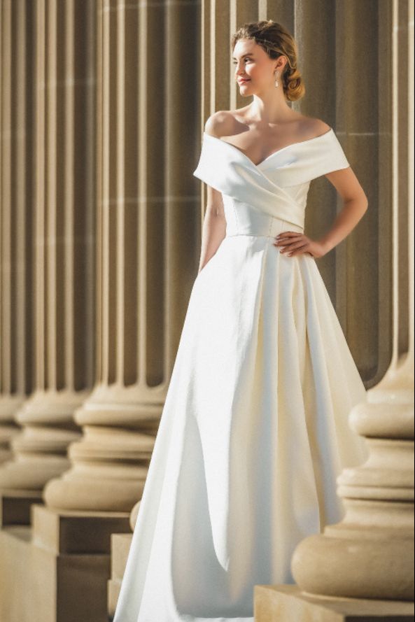 グランマニエ 銀座のオフショルダーのドレスを着たモデルの写真。