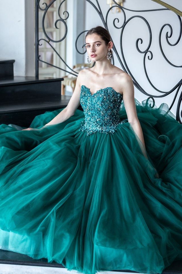 グランマニエ 銀座のボリュームあるグリーンのカラードレスを着たモデル。