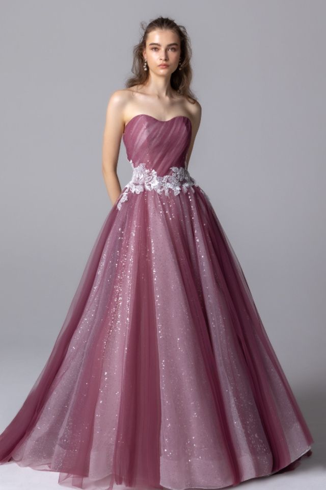 グランマニエのスモーキーピンクのドレス。