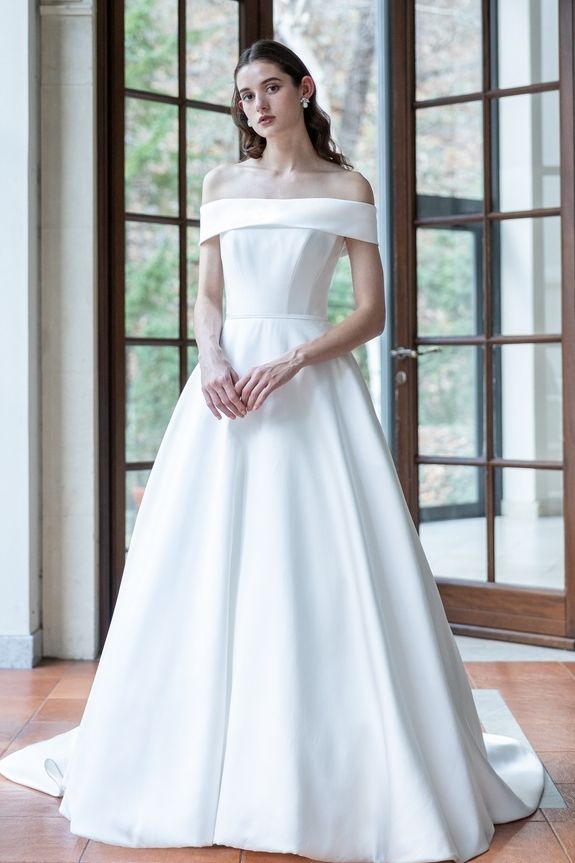 グランマニエのロールカラードレスを着たモデルの写真。