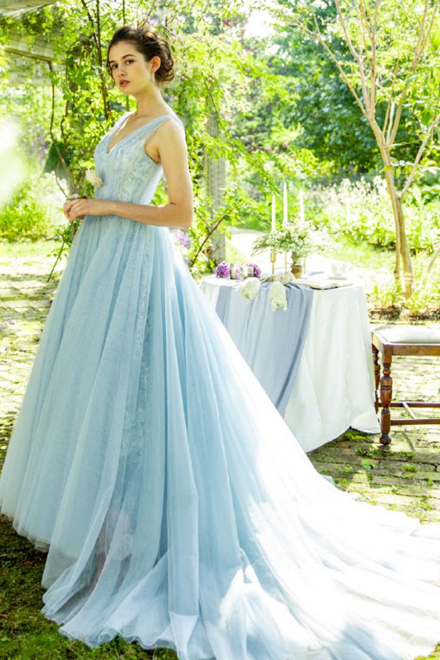 グランマニエ 銀座のミントグリーンのカラードレスを着たモデルの写真。