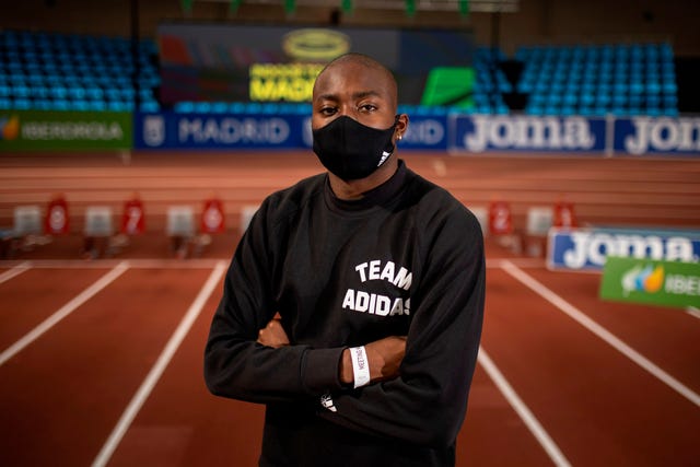 el vallista grant holloway posa en el pabellón de gallur, donde este miércoles intentará el récord mundial de vallas en el world indoor tour
