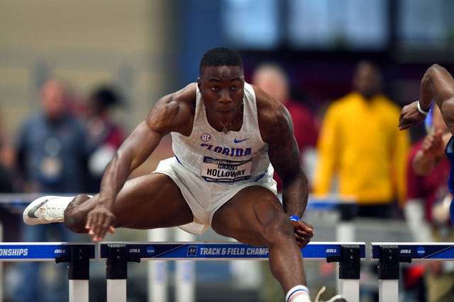 Grant Holloway durante su récord universitario en los 60m. vallas