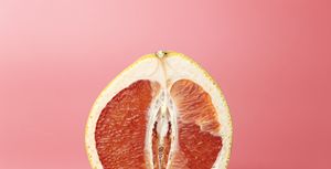 grapefruit met een roze achtergrond
