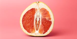 grapefruit met een roze achtergrond