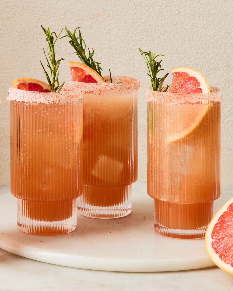grapefruit rosemary mocktail spritz topped with grapefruit slices and rosemary sprigs