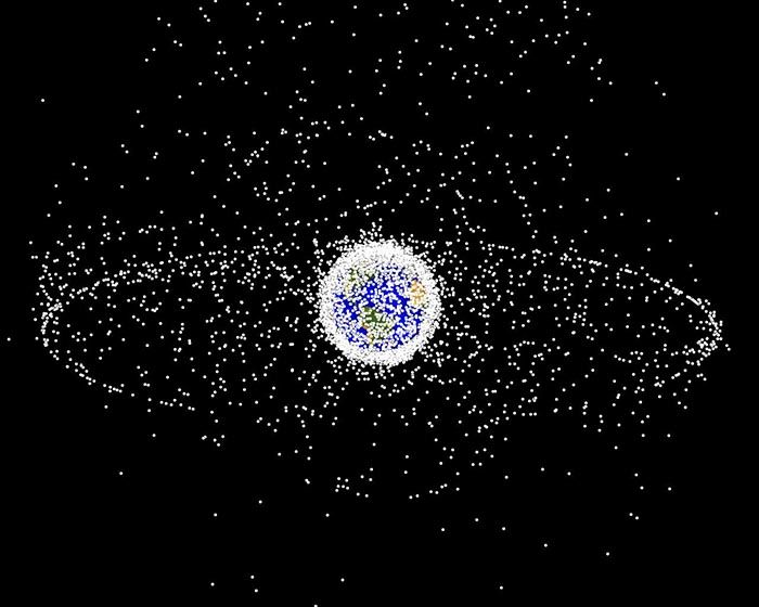 i seguenti grafici sono immagini generate al computer di oggetti in orbita terrestre che vengono attualmente monitorati circa il 95% degli oggetti in questa illustrazione sono detriti orbitali, ovvero satelliti non funzionanti i punti rappresentano la posizione corrente di ciascun elemento