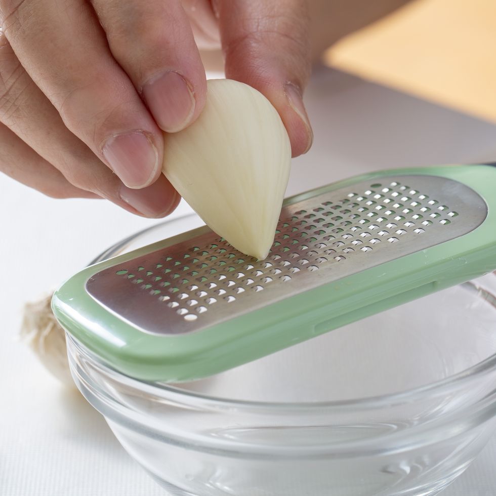 grate garlic, cooking, spices