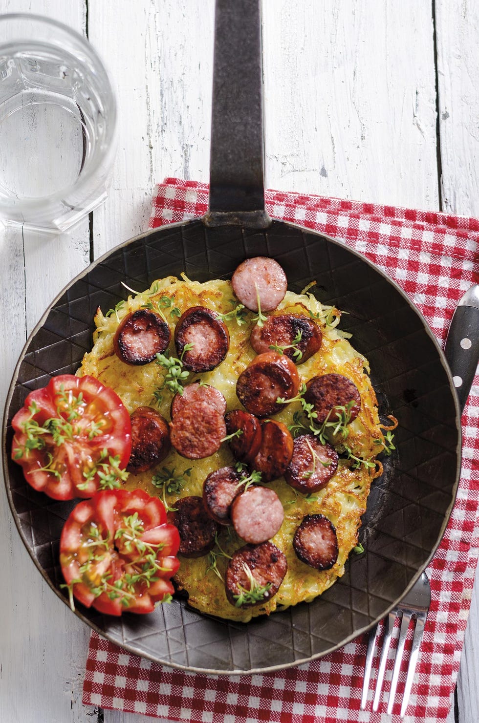 Gratén de patatas con salchichas y tomate