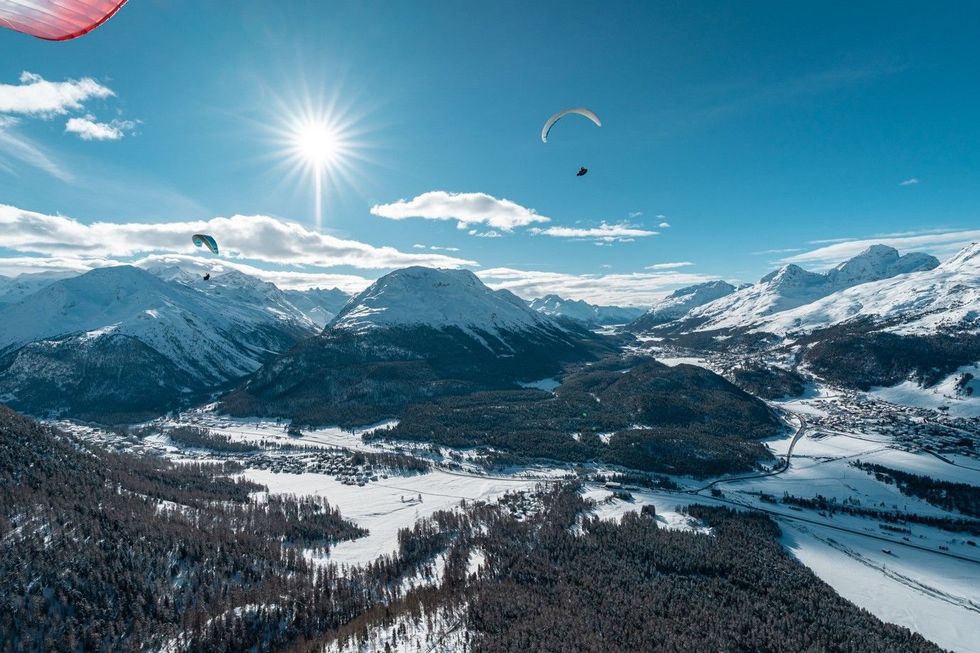 Paragliden boven de bergen nabij Sankt Moritz