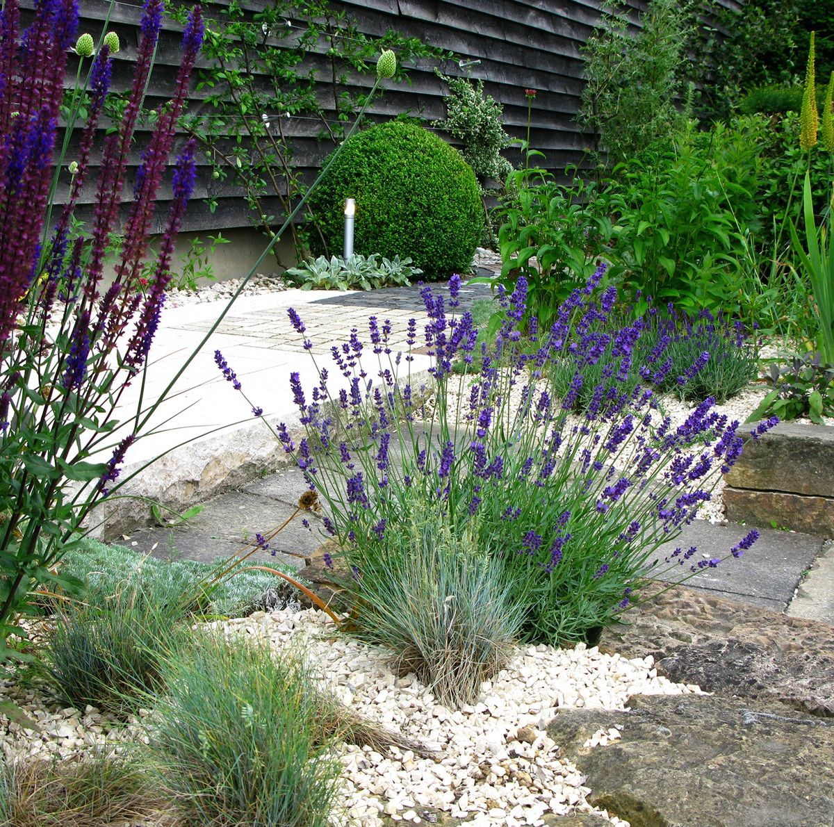 7 Ideas para Decoración de Jardines con Piedras y Flores  Jardín con  piedras, Decoraciones de jardín, Decorar jardin con piedras