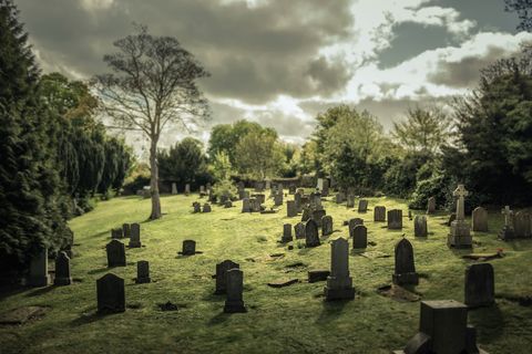 spooky urban legends   graveyard