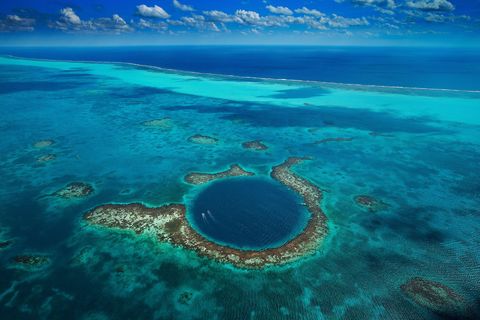 Belize kan bogen op het grootste barrirerif van het noordelijk halfrond en de driehonderd meter brede Great Blue Hole