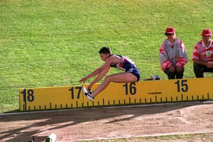 jonathan edwards durante el salto que le dio el récord del mundo y el oro en el mundial de goteborg 1995