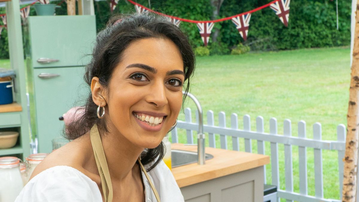 preview for Great British Bake Off star Jurgen calls home after Star Baker win (Channel 4)