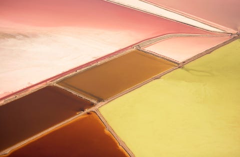 Kleurrijke zoutpannen verlevendigen het Great Salt Lake in Utah