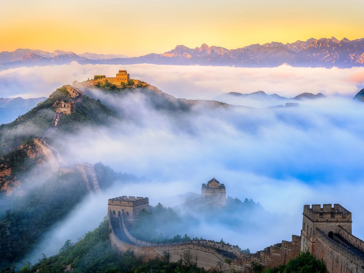 De aanleg van de ruim achtduizend kilometer lange Chinese Muur begon in de derde eeuw v Chr onder de eerste keizer van China Qin Shi Huangdi
