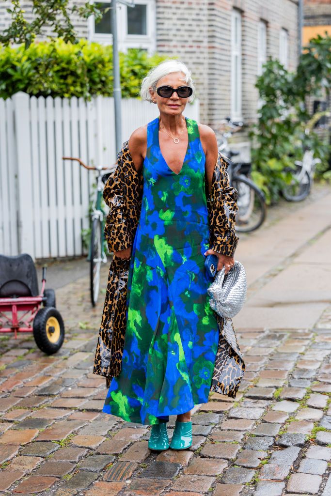 abrigo de estampado de leopardo con vestido