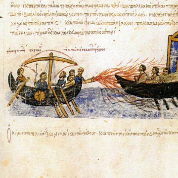 byzantijnse soldaten spuiten grieks vuur op een vijandig schip. miniatuur uit de madrid skylitzes, een boekwerk over het byzantijnse rijk uit de 12e eeuw.