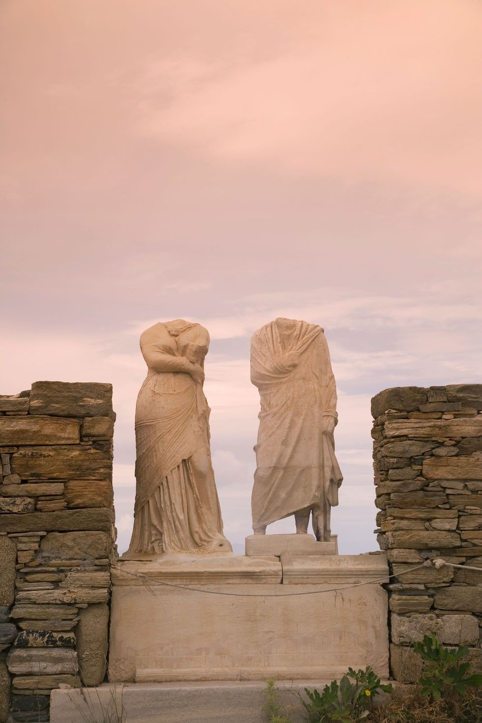 Deze beeldhouwwerken bewaken nog altijd het Unescowerelderfgoed Huis van Dioskurides en Cleopatra op het eiland Delos in de oudheid een van de belangrijkste eilanden van de Cycladen