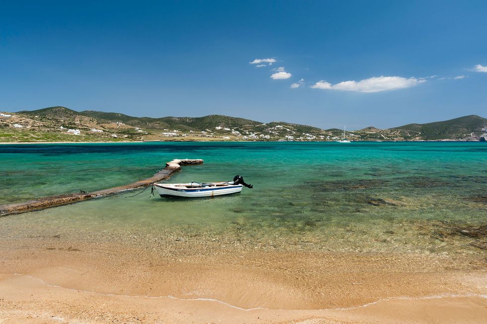 Een vissersbootje op het strand van Despotik een onbewoond eilandje ten zuidwesten van Antiparos een eiland van grote archeologische waarde