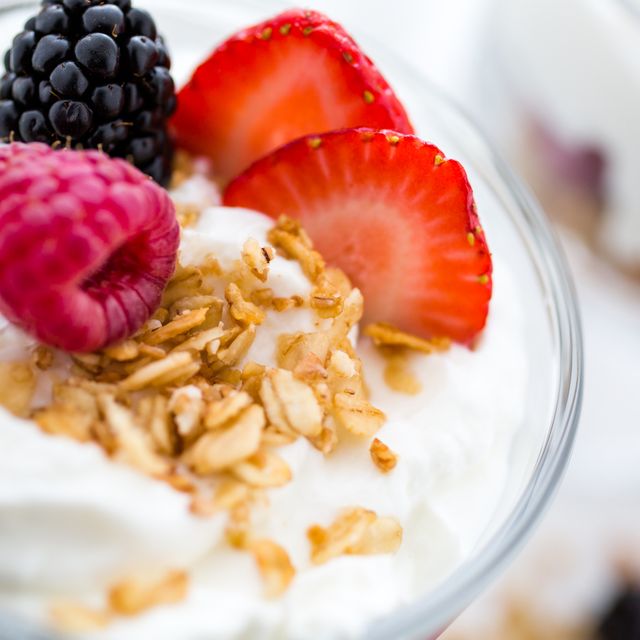 greek yogurt with berries whats healthier greek yogurt or low fat yogurt