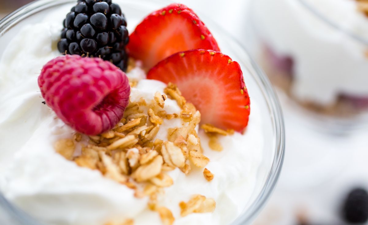 greek yogurt with berries whats healthier greek yogurt or low fat yogurt