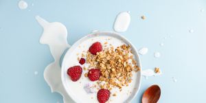 greek yogurt with raspberries and crunchy granola topping