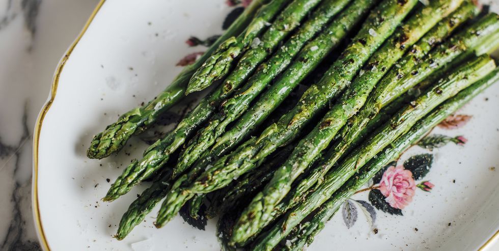 green asparagus cooking a la plancha