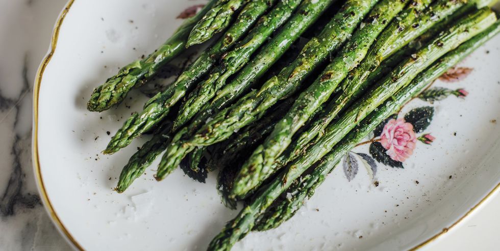 green asparagus cooking a la plancha