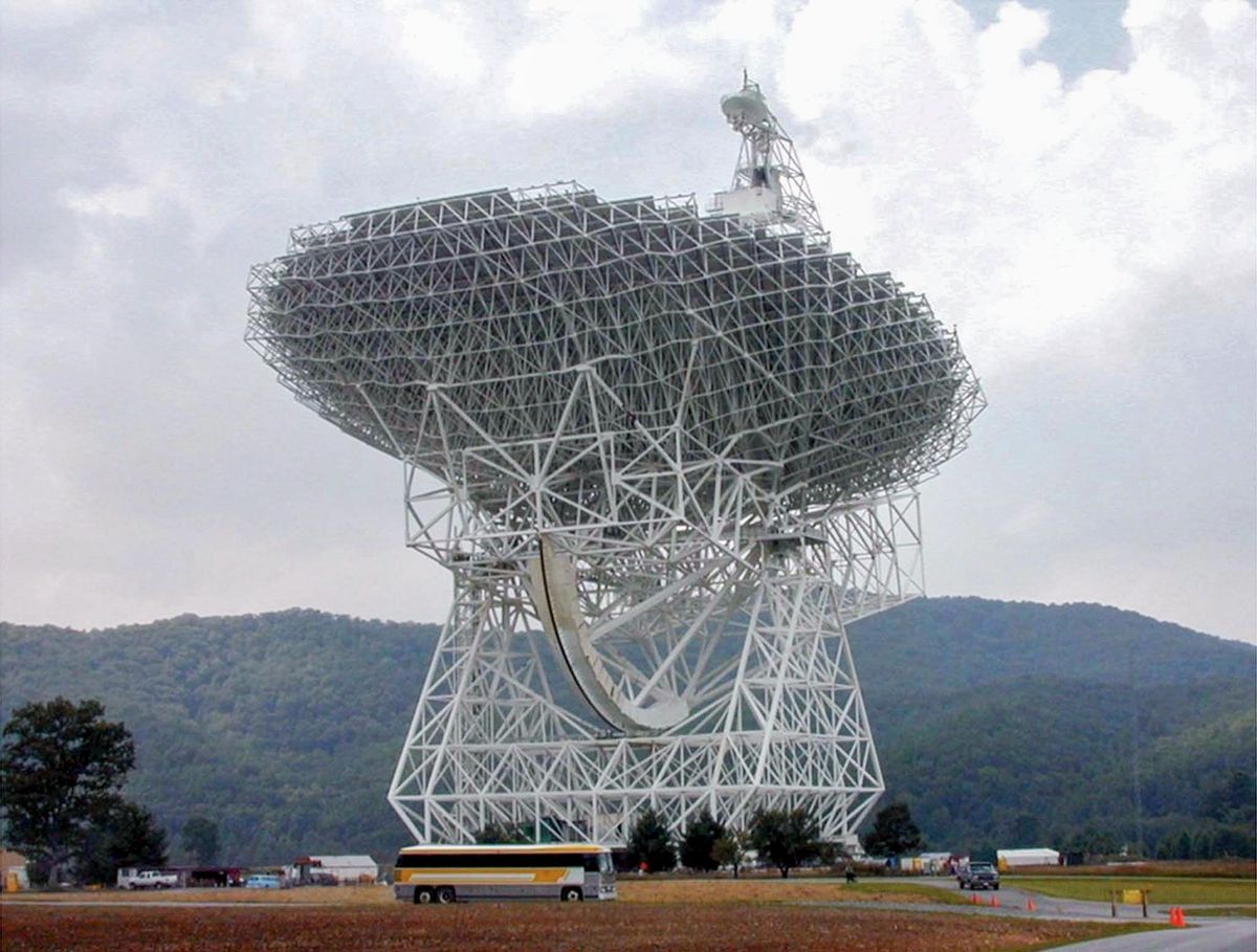 Dit is de Green Bank Telescope een erg gevoelig radioobservatorium in West Virginia De geparkeerde bus laat zien wat de verhoudingen zijn