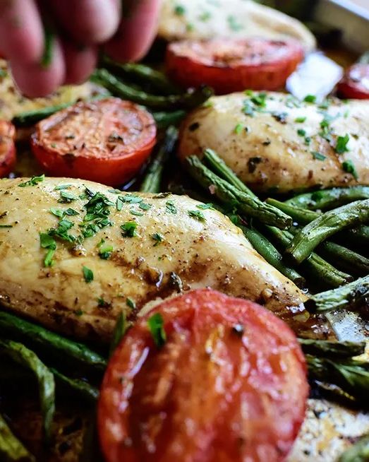 italian chicken sheet pan supper with tomatoes and green beans