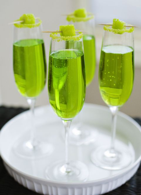 Drink, Champagne cocktail, Green, Glass, Alcoholic beverage, Non-alcoholic beverage, Vegetable juice, Wine cocktail, Wine glass, Juice, 