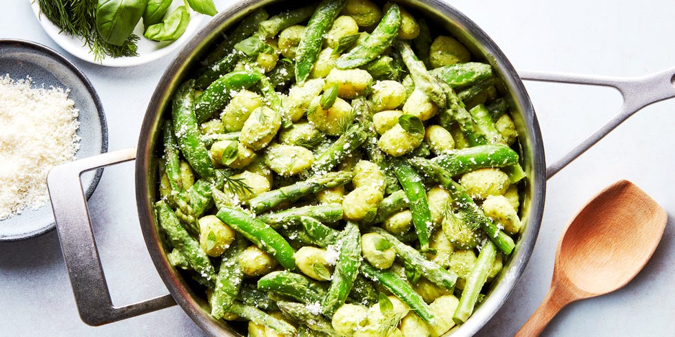 Gnocchi with green sauce and asparagus