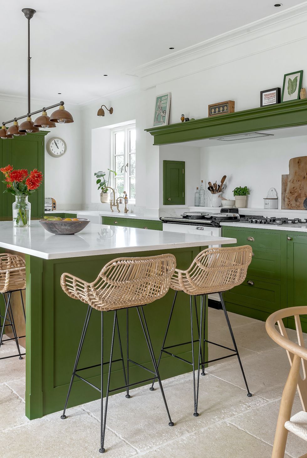 https://hips.hearstapps.com/hmg-prod/images/green-kitchens-cotswold-farmhouse-kitchen-langstone-farmhouse-by-pete-helme-photography-1644963971.jpg?crop=0.447xw:1.00xh;0.0986xw,0&resize=980:*