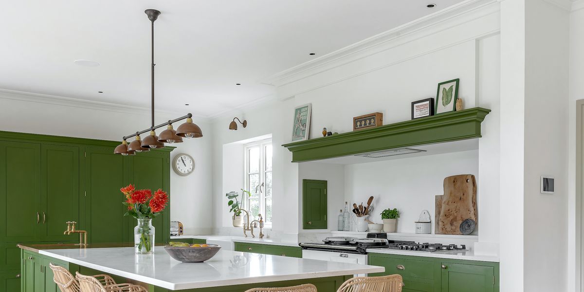 https://hips.hearstapps.com/hmg-prod/images/green-kitchens-cotswold-farmhouse-kitchen-langstone-farmhouse-by-pete-helme-photography-1644963971.jpg?crop=0.760xw:0.570xh;0.0401xw,0.209xh&resize=1200:*