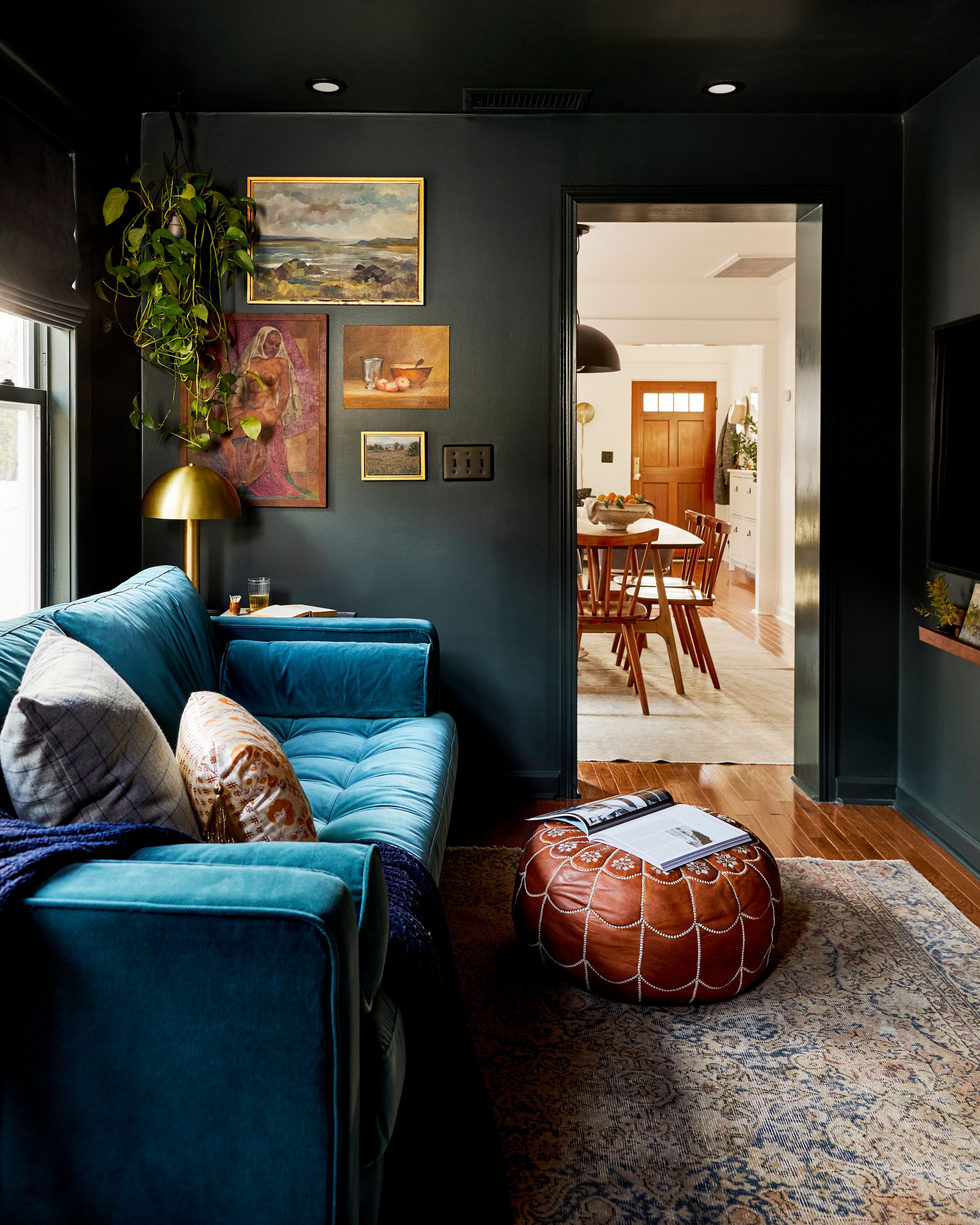 Decorating Around A Navy Blue Sofa For All Seasons | Lifehack