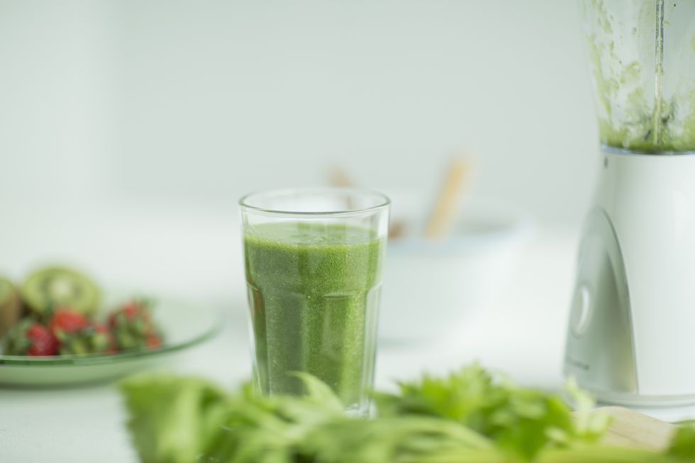 營養師親授「綠拿鐵斷食」正確喝法、好處與禁忌，5個蔬果汁排毒減肥食譜公開