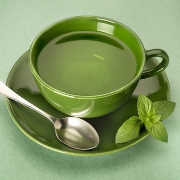 kopje thee op groene achtergrond
