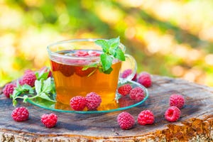 green tea with raspberries and mint