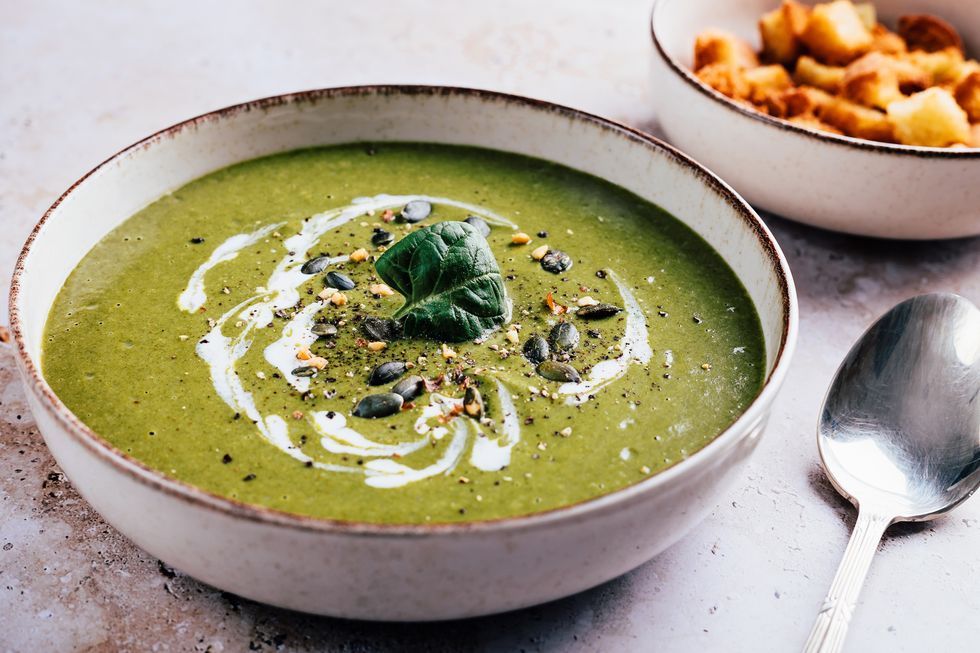 sopa de verduras verdes con nata y picatostes